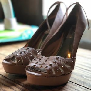 Brand new Jennifer Lopez’s nude-pink heels